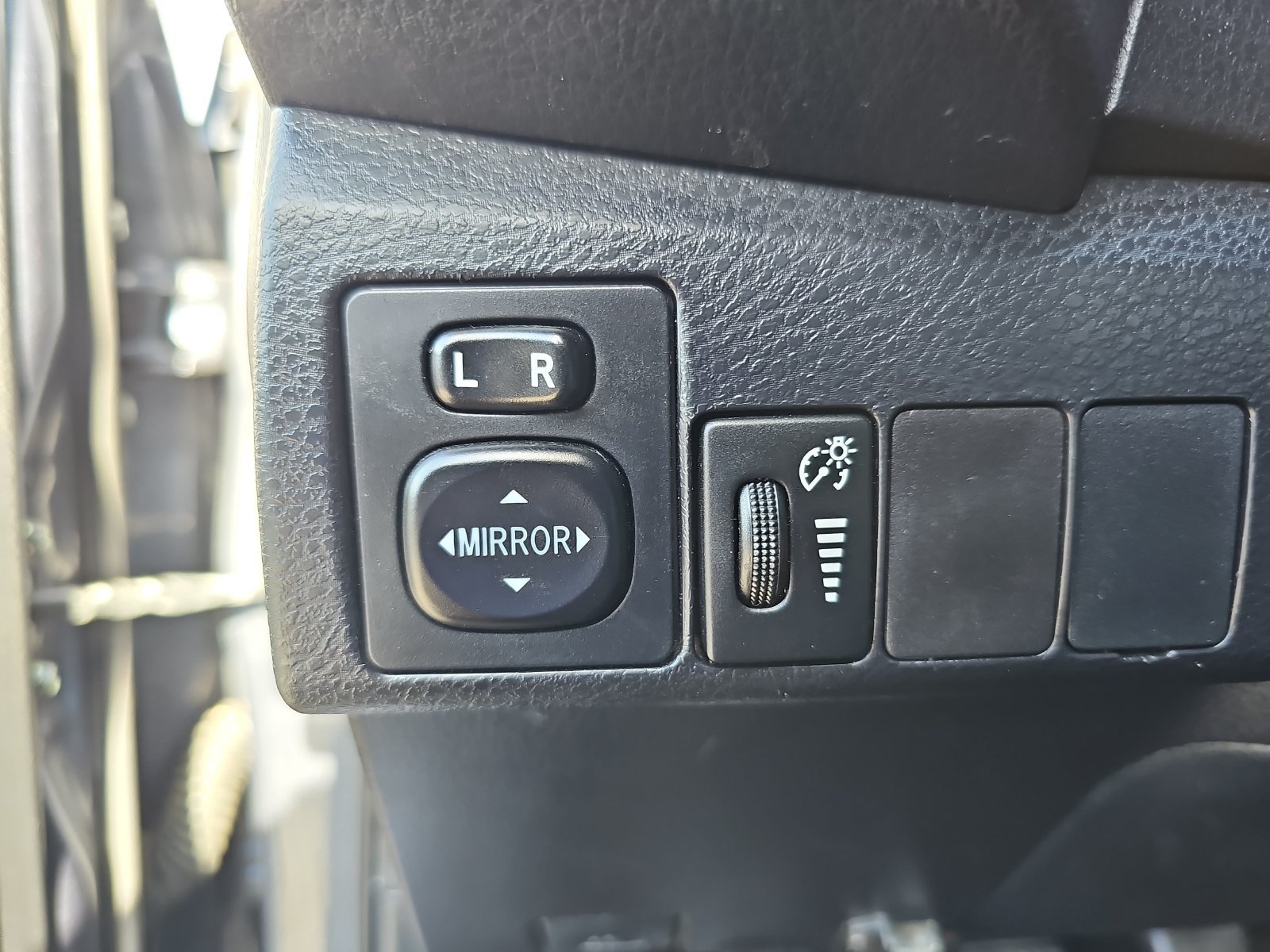 Used 2015 Toyota Corolla L FWD image 28