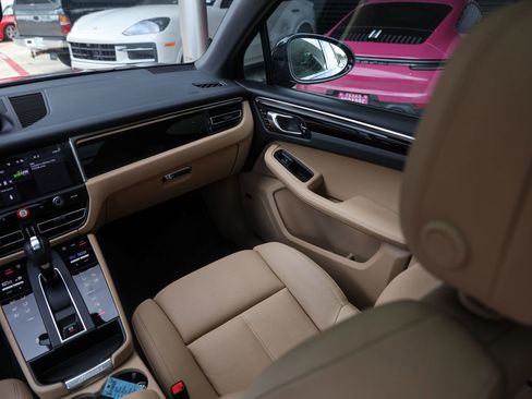 Certified 2025 Porsche Macan image 33