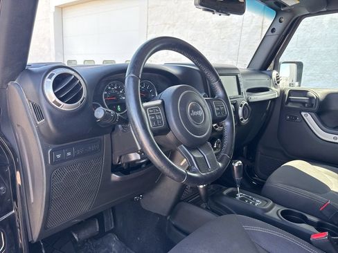 Used 2017 Jeep Wrangler Unlimited Rubicon w/ Cold Weather Group AWD/4WD image 8