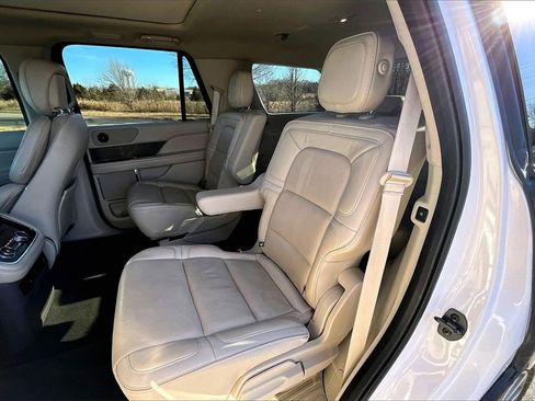 Used 2019 Lincoln Navigator Select image 23