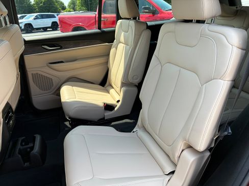 Used 2023 Jeep Grand Cherokee L Limited AWD/4WD image 13