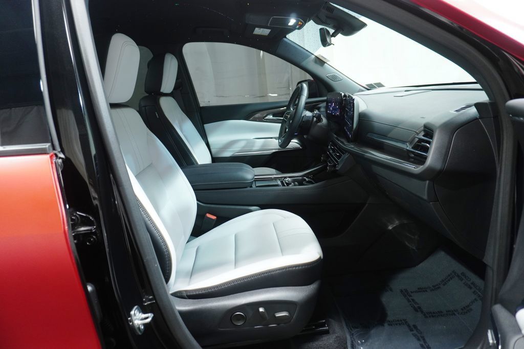 Used 2025 Chevrolet Traverse High Country AWD/4WD image 14