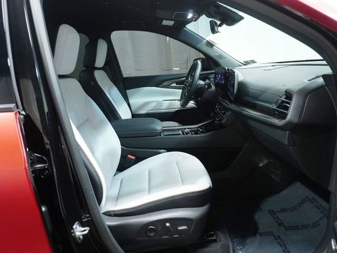 Used 2025 Chevrolet Traverse High Country AWD/4WD image 14