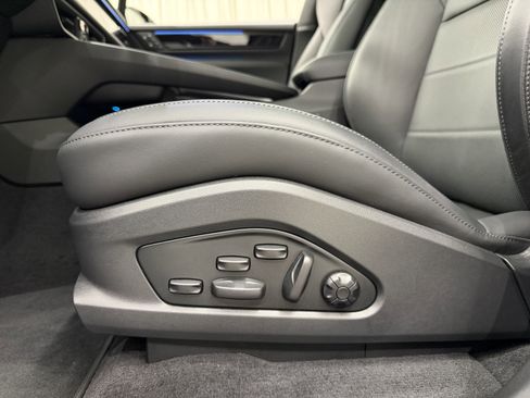Certified 2025 Porsche Macan 4S Electric AWD/4WD image 31