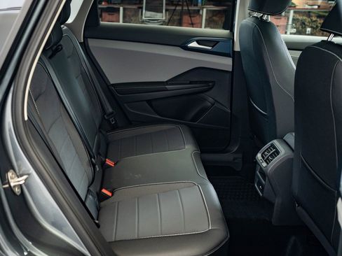 Used 2024 Volkswagen Taos SE image 36