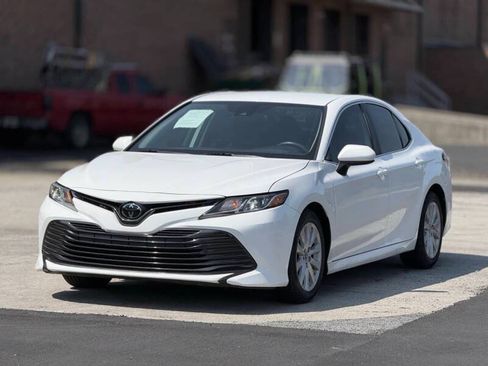 Used 2019 Toyota Camry LE FWD image 2