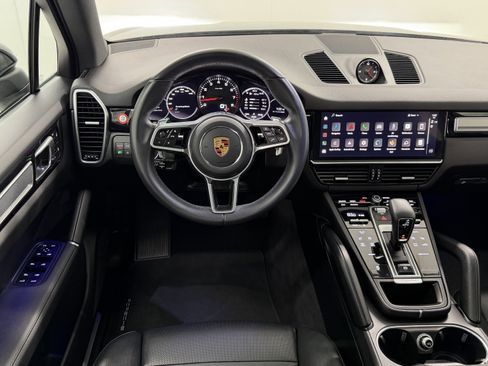 Certified 2023 Porsche Cayenne Platinum Edition image 25