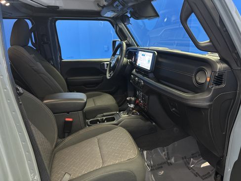 Used 2025 Jeep Gladiator Mojave w/ Convenience Group AWD/4WD image 23