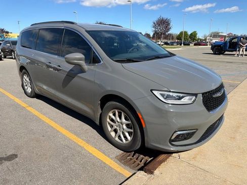 Used 2022 Chrysler Pacifica Touring-L FWD image 3