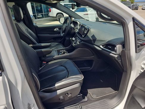 Used 2024 Chrysler Pacifica Premium FWD image 35