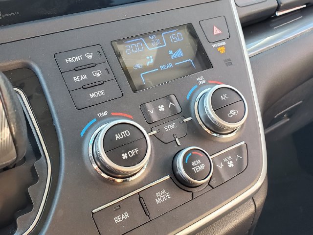 Used 2015 Toyota Sienna SE FWD image 27