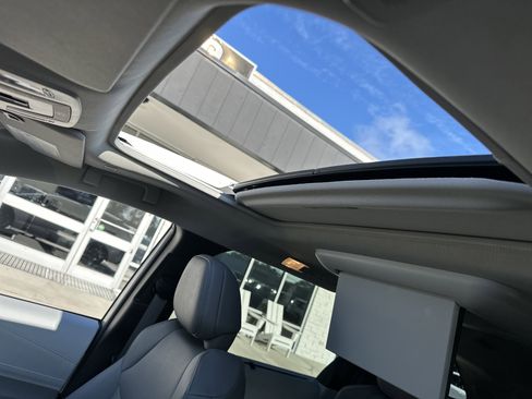 Used 2025 Toyota Sienna XLE image 11