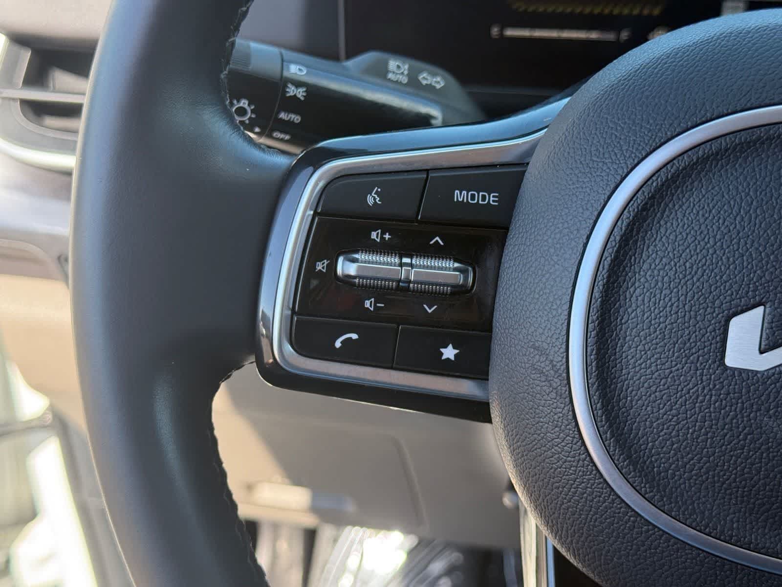 Used 2025 Kia Carnival FWD image 16
