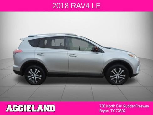 Used 2018 Toyota RAV4 LE FWD image 2