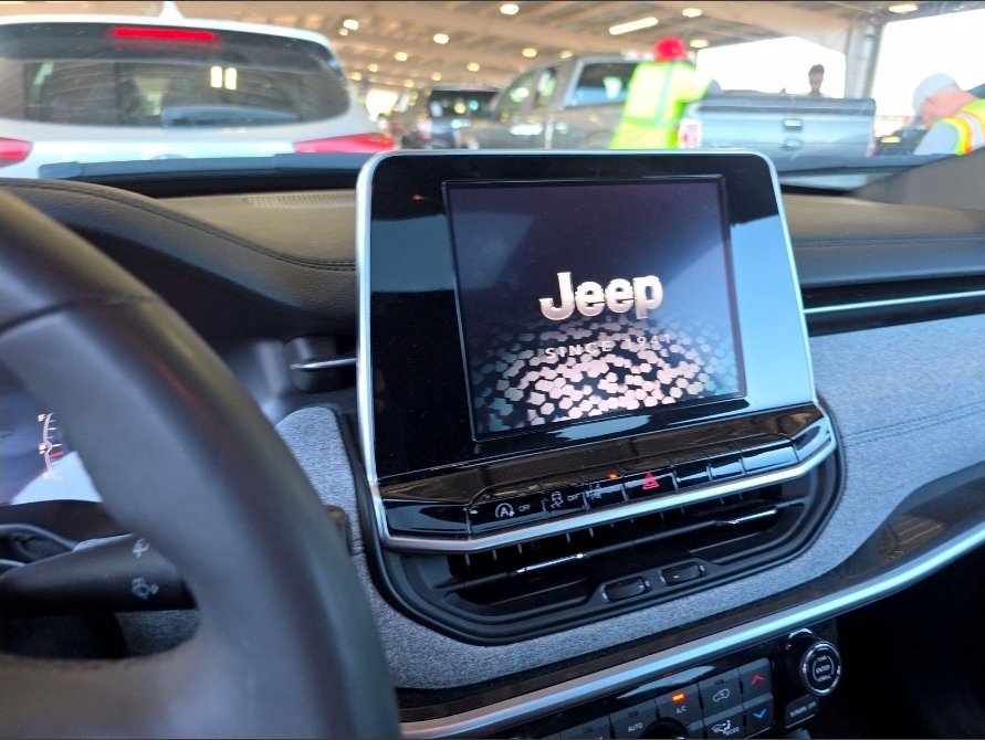 Used 2025 Jeep Compass Latitude w/ Sun & Sound Group AWD/4WD image 15