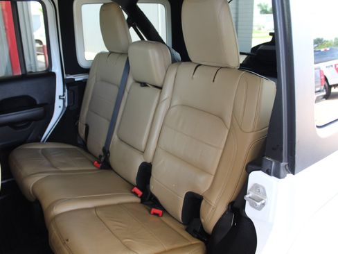 Used 2018 Jeep Wrangler Unlimited Sahara AWD/4WD image 21