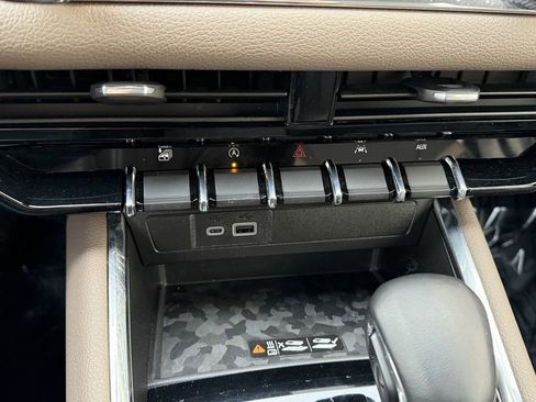 Used 2024 GMC Canyon Denali image 24