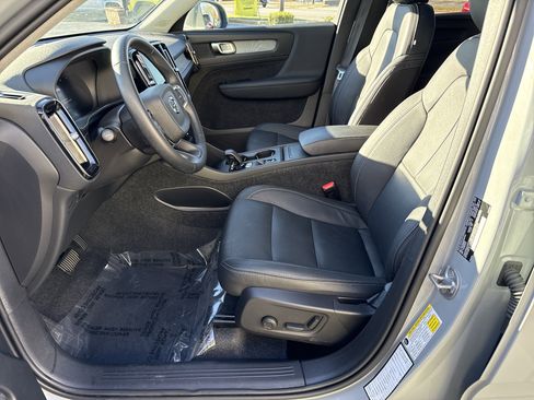 Used 2025 Volvo XC40 B5 Core image 14