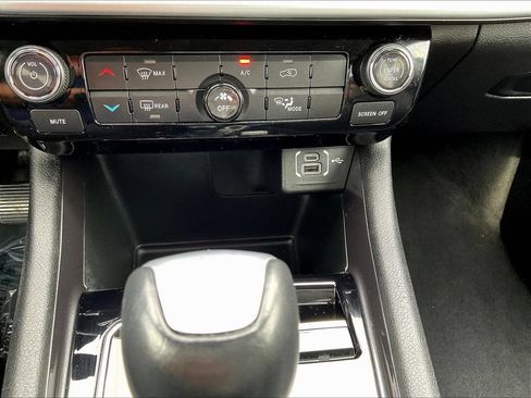Used 2022 Jeep Compass Latitude w/ Sun and Sound Group AWD/4WD image 18