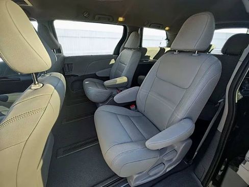 Used 2020 Toyota Sienna XLE AWD/4WD image 8