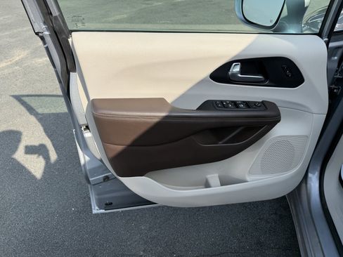 Used 2021 Chrysler Pacifica Touring-L w/ Premium & Safety Sphere Group AWD/4WD image 19