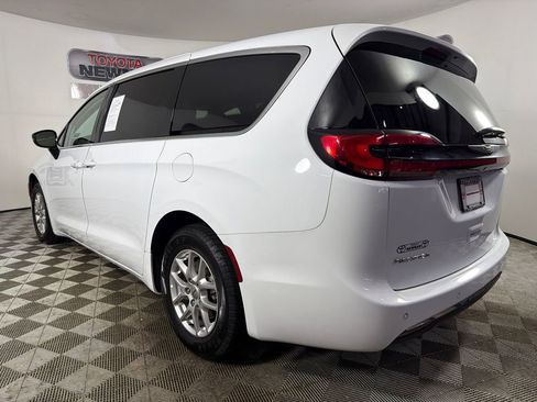 Used 2024 Chrysler Pacifica Touring-L FWD image 5