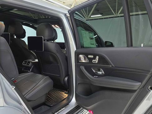 New 2026 Mercedes-Benz GLS 580 4MATIC image 14