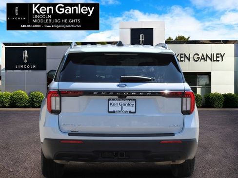 Used 2025 Ford Explorer Active AWD/4WD image 3