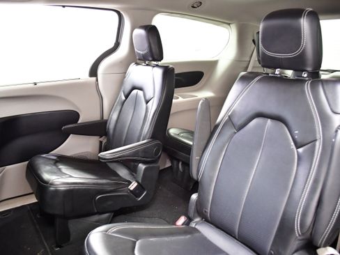 Used 2024 Chrysler Pacifica Touring-L FWD image 12