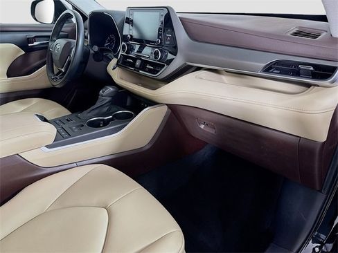 Used 2021 Toyota Highlander XLE image 31