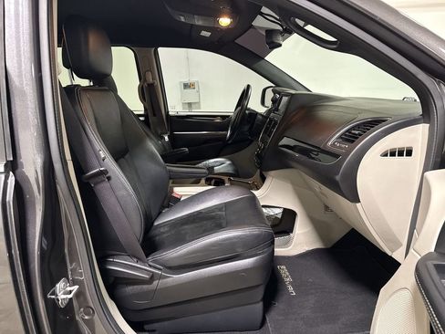 Used 2017 Dodge Grand Caravan SXT image 21
