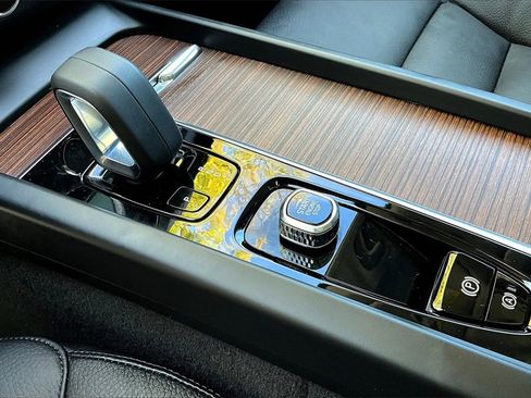 Certified 2022 Volvo XC60 B5 Momentum image 15