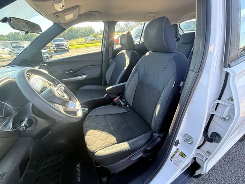 Used 2018 Nissan Kicks SV FWD image 13