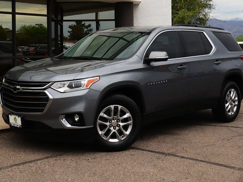 Used 2021 Chevrolet Traverse LT FWD image 2