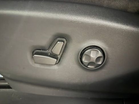 Used 2021 Chrysler Pacifica Touring-L FWD image 16