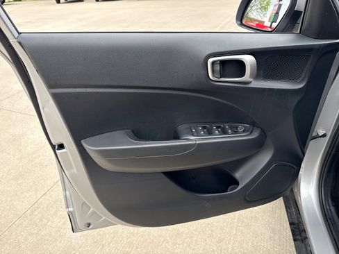 Used 2025 Hyundai Venue SEL image 13