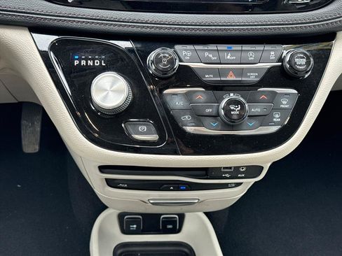 Used 2019 Chrysler Pacifica Limited w/ Advanced Safetytec Group FWD image 17