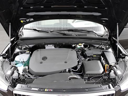 Certified 2025 Volvo XC40 B5 Plus w/ Protection Package Premier image 16