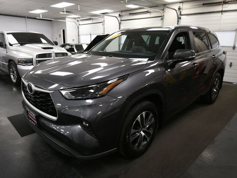 Used 2023 Toyota Highlander XLE AWD/4WD image 11