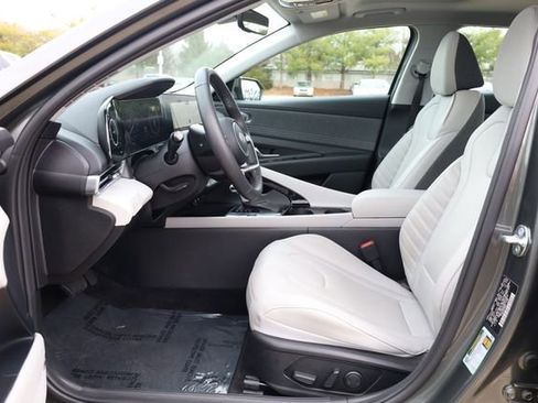 Used 2025 Hyundai Elantra Limited image 12