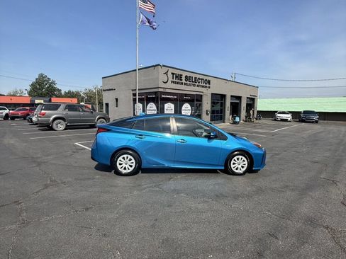 Used 2019 Toyota Prius LE FWD image 19