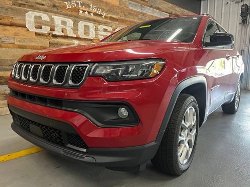 Used 2023 Jeep Compass Latitude AWD/4WD image 12