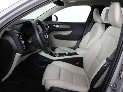 Certified 2026 Volvo XC40 B5 Plus w/ Protection Package Premier image 31