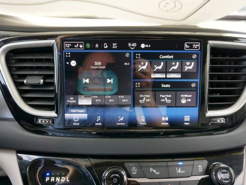 Used 2023 Chrysler Pacifica Touring-L FWD image 11