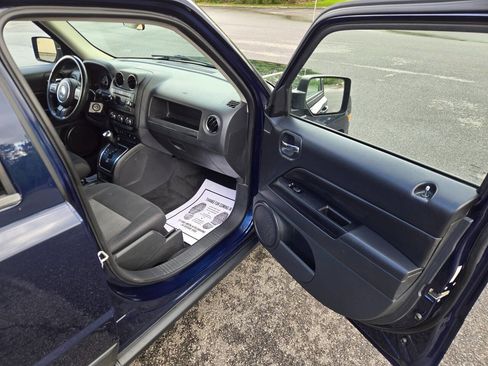 Used 2012 Jeep Patriot Latitude FWD image 23