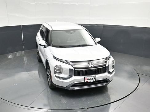Used 2025 Mitsubishi Outlander AWD image 44