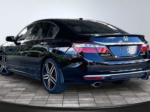 Used 2017 Honda Accord Touring image 4