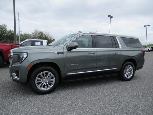 Used 2024 GMC Yukon XL SLT w/ SLT Premium Package AWD/4WD image 4