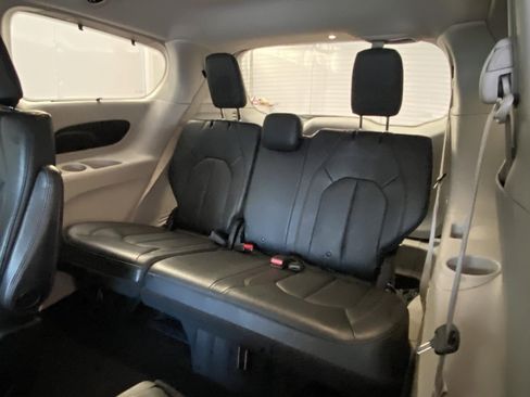 Used 2019 Chrysler Pacifica Touring-L image 18
