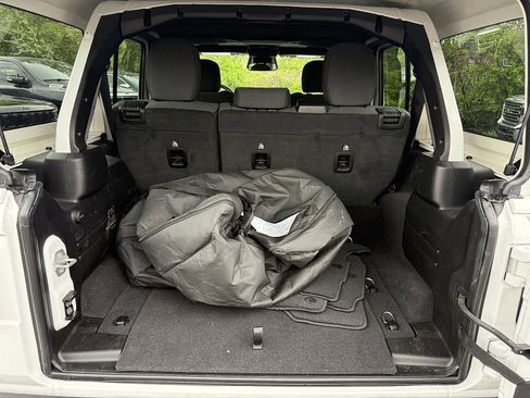 Used 2025 Jeep Wrangler Sahara AWD/4WD image 15